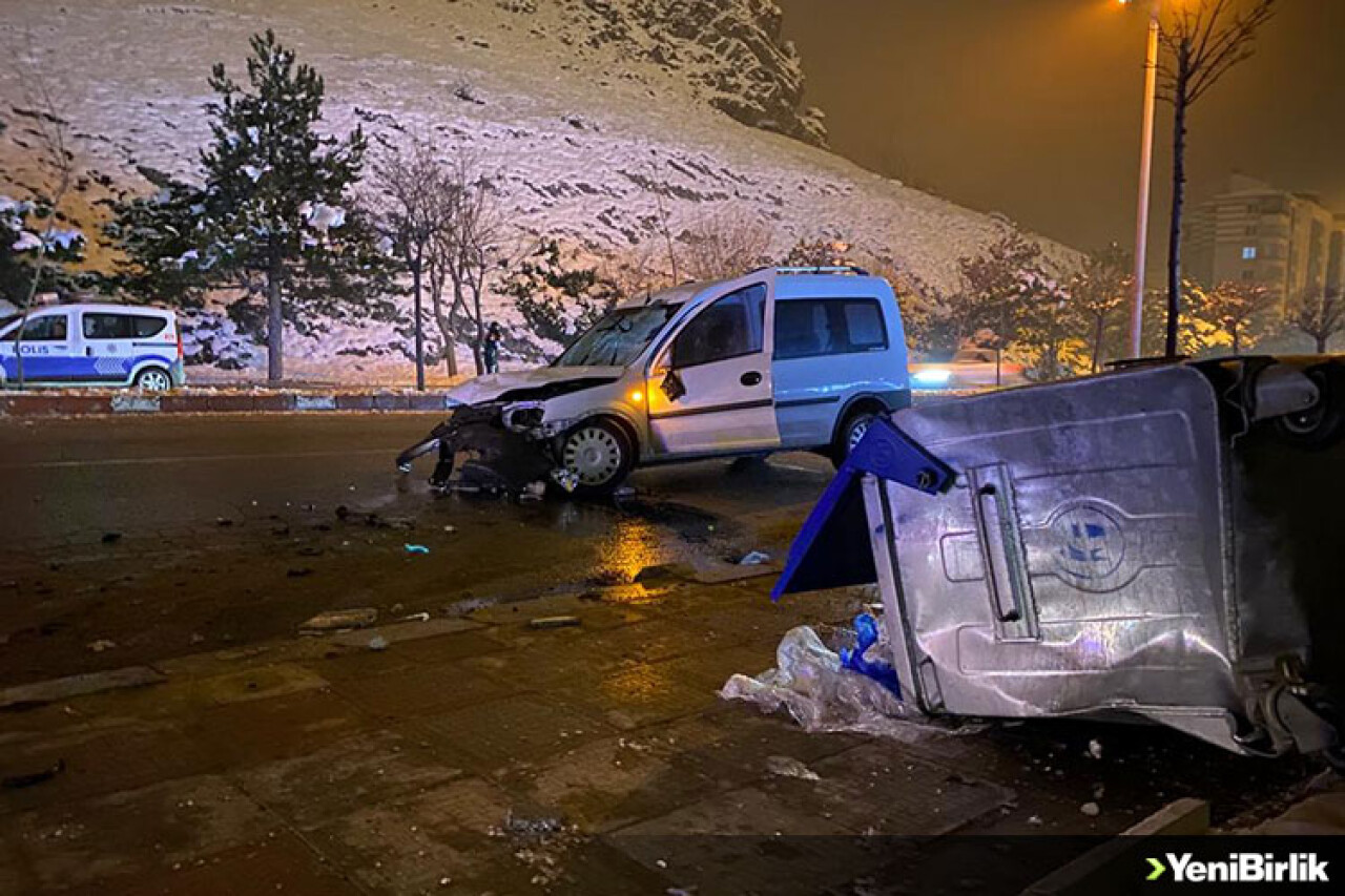 Afyonkarahisar'da hafif ticari araç 2 yayaya çarptı: 1 ölü,1 yaralı