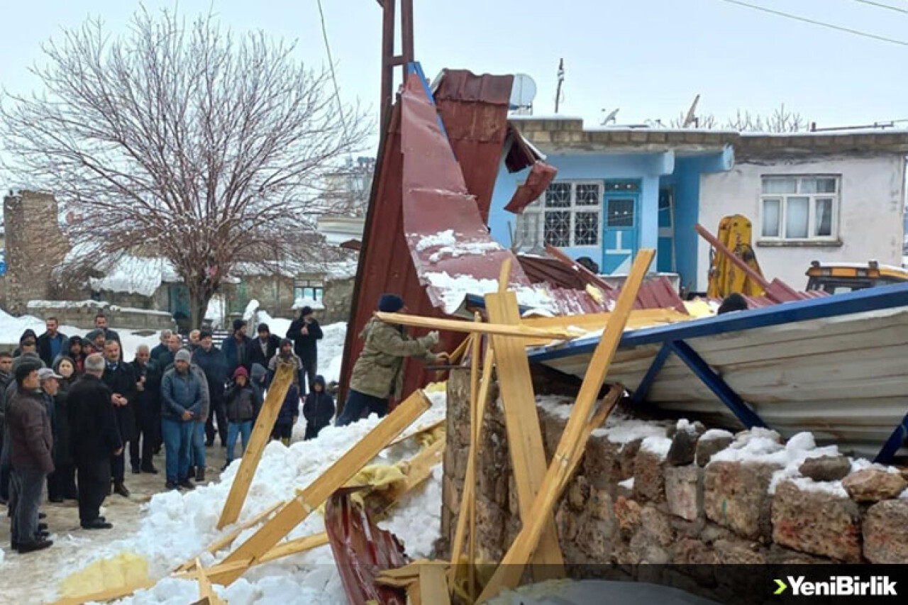 Kar nedeniyle çöken çatının altında kalan kız öldü, babası yaralandı