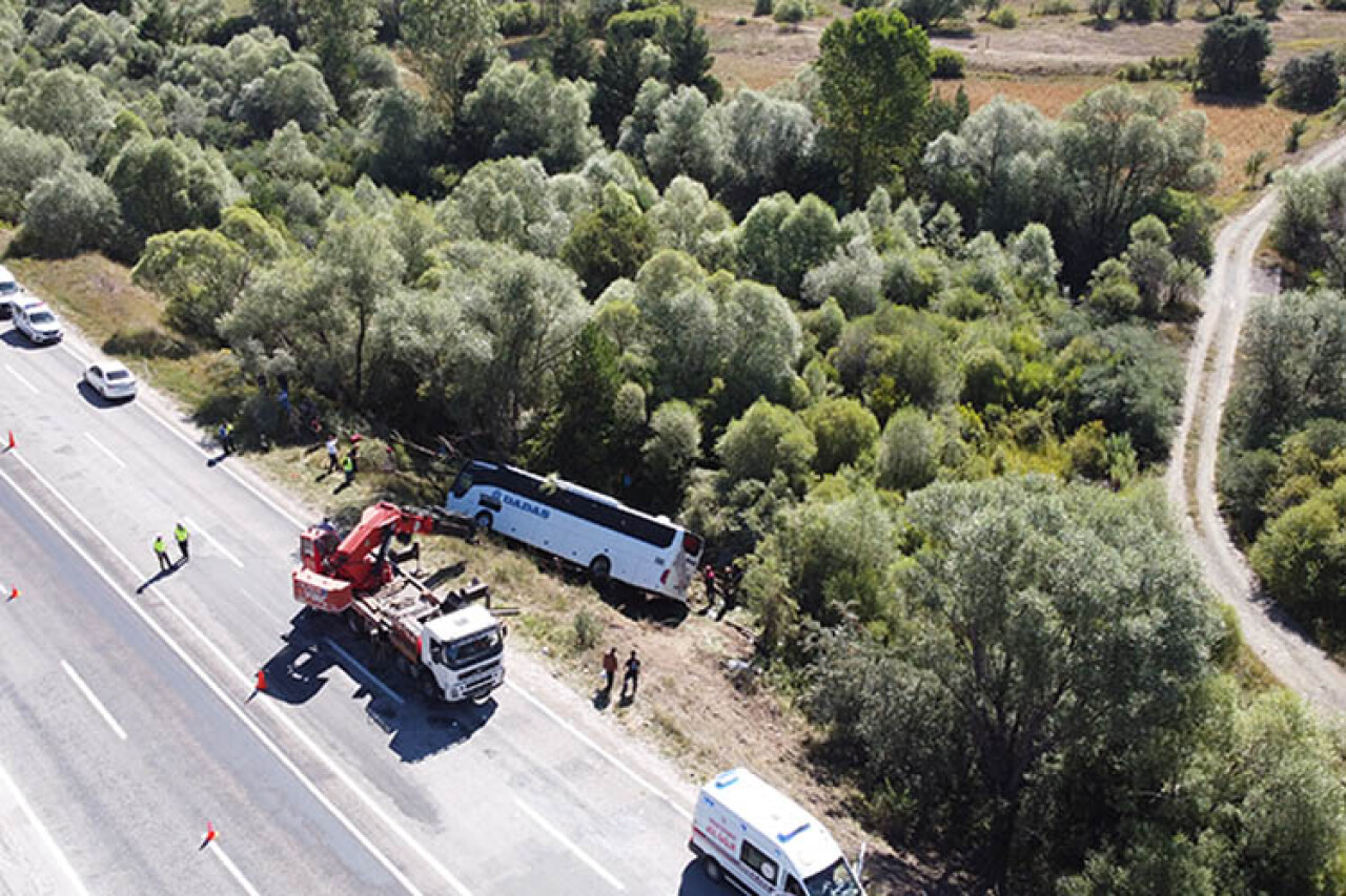 Erzincan'da yolcu otobüsü devrildi: 1 ölü, 40 yaralı