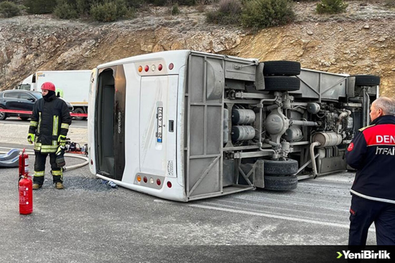 Denizli'de servis midibüsünün devrilmesi sonucu 2 kişi öldü, 15 kişi yaralandı