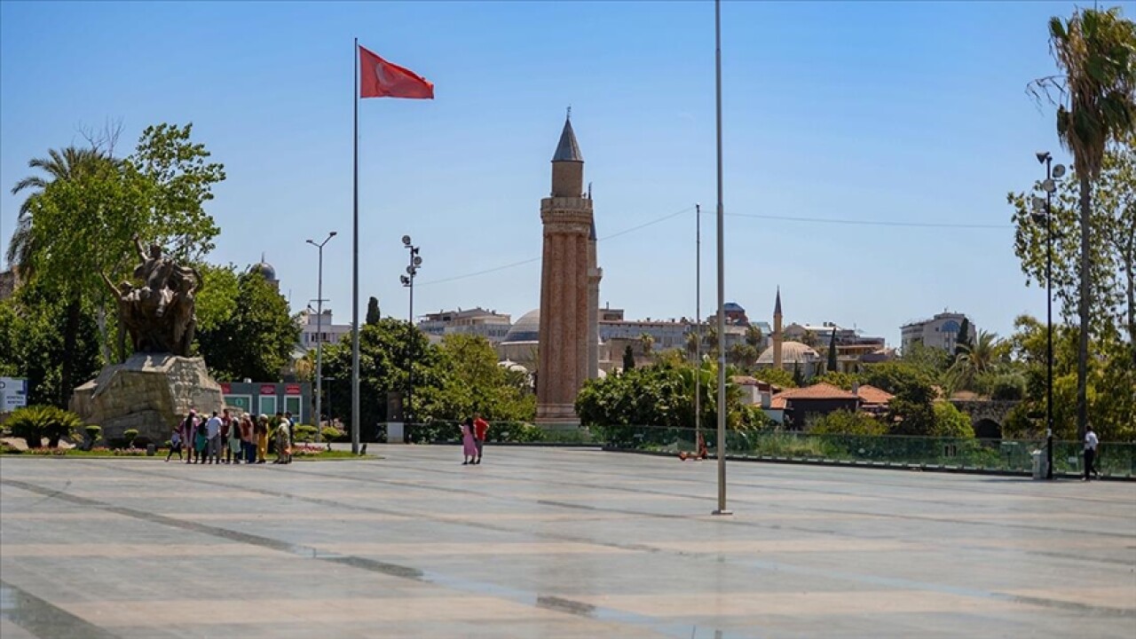 Antalya'da sıcak hava bunaltıyor