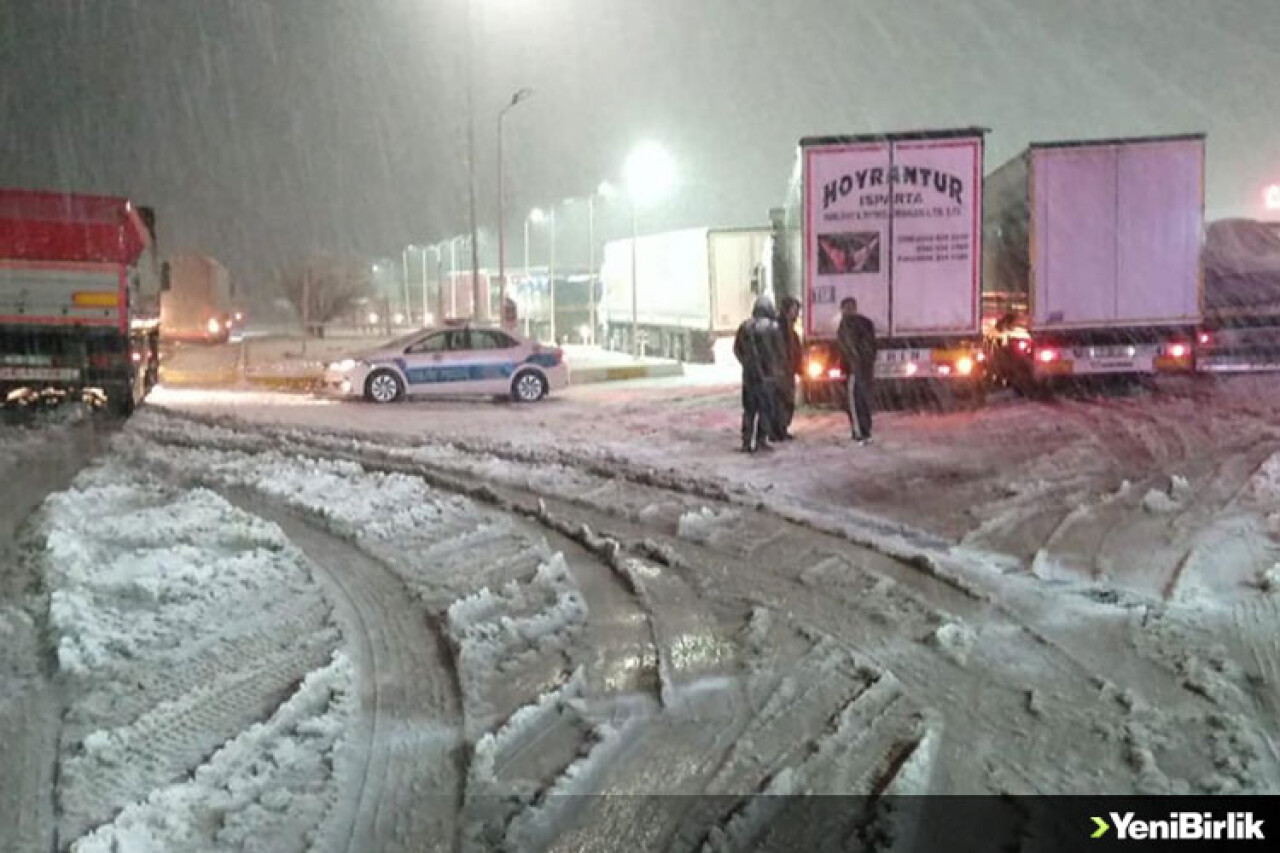 Kar ve tipi ulaşımda aksamalara neden oluyor