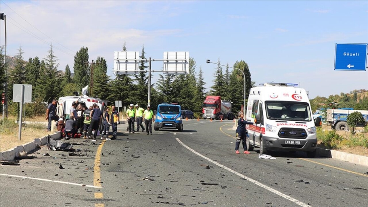 Elazığ'da yolcu otobüsü ile minibüsün çarpıştığı kazada 18 kişi yaralandı