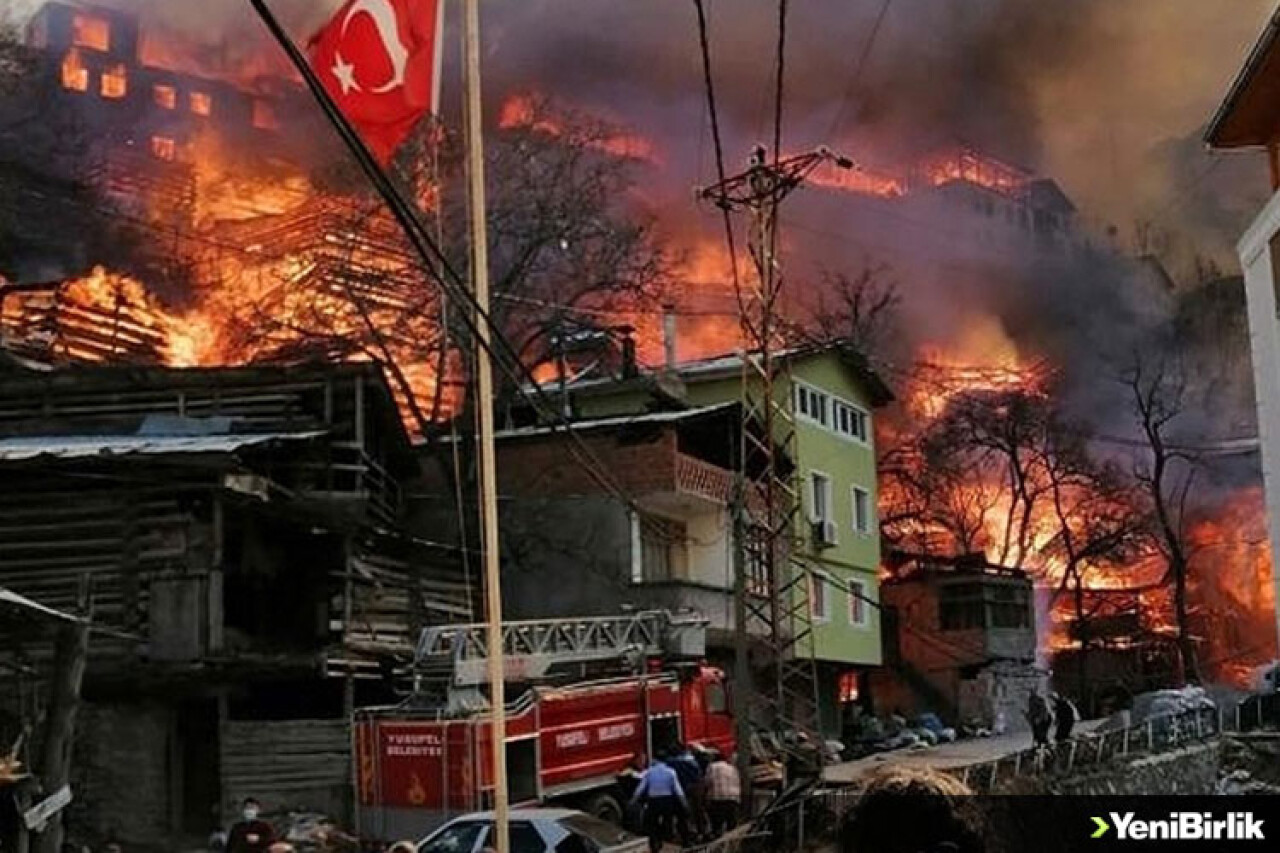 Artvin'de bir köyde çok sayıda eve sıçrayan yangına müdahale ediliyor