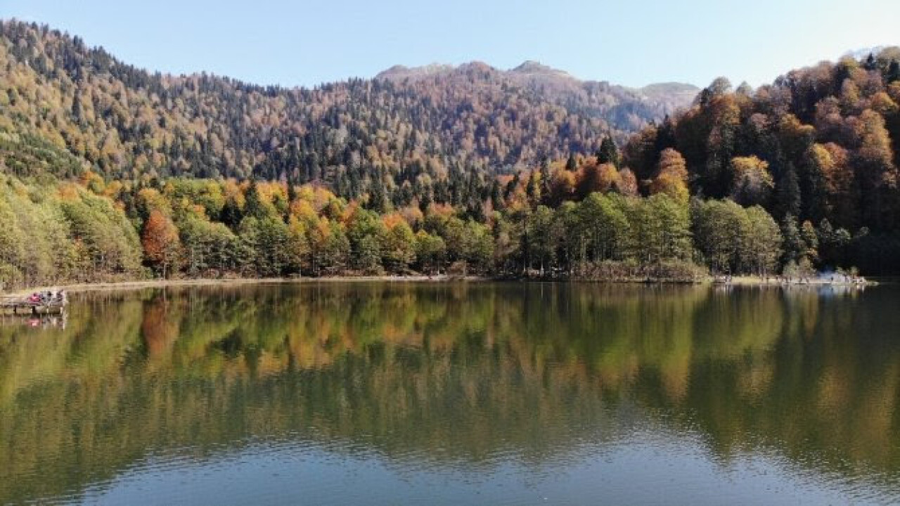 Karagöl Tabiat Parkı'ndaki renk cümbüşü ziyaretçilerini hayran bırakıyor