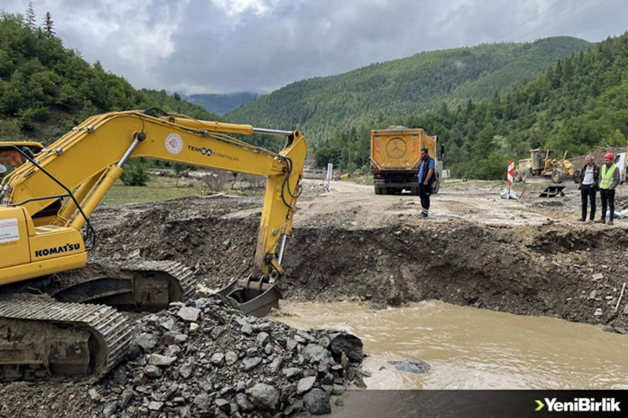 Cide ve Şenpazar ilçelerini Kastamonu'ya bağlayan geçici köprü zarar gördü