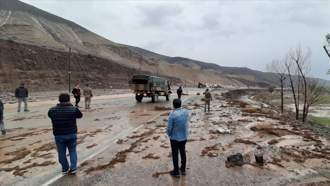 Iğdır'da sağanağın yol açtığı sel heyelana neden oldu