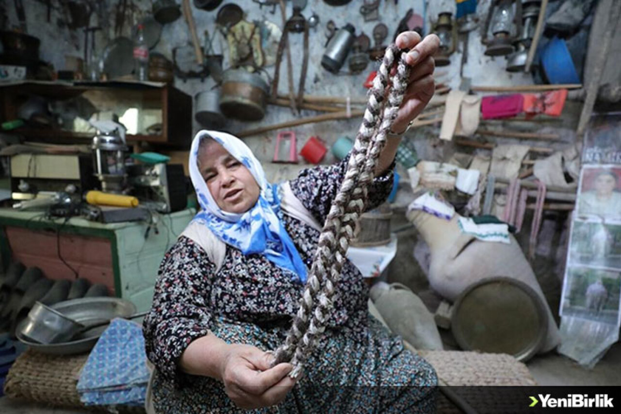 Atmaya kıyamadığı eski eşyaları kayadan oyma odada sergiliyor