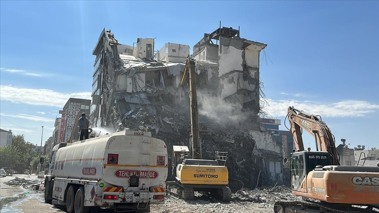 Adıyaman'da ağır hasarlı binaların kontrollü yıkımı devam ediyor