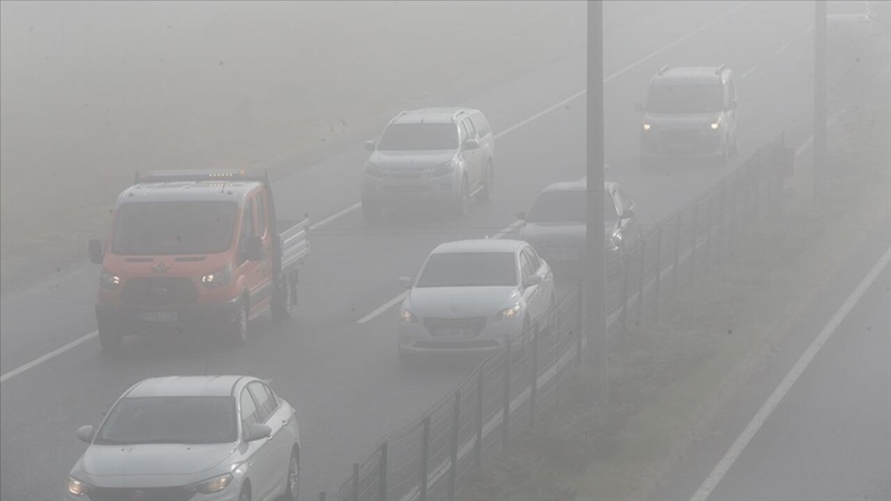 Bolu Dağı'nda etkili olan sis görüş mesafesini düşürdü