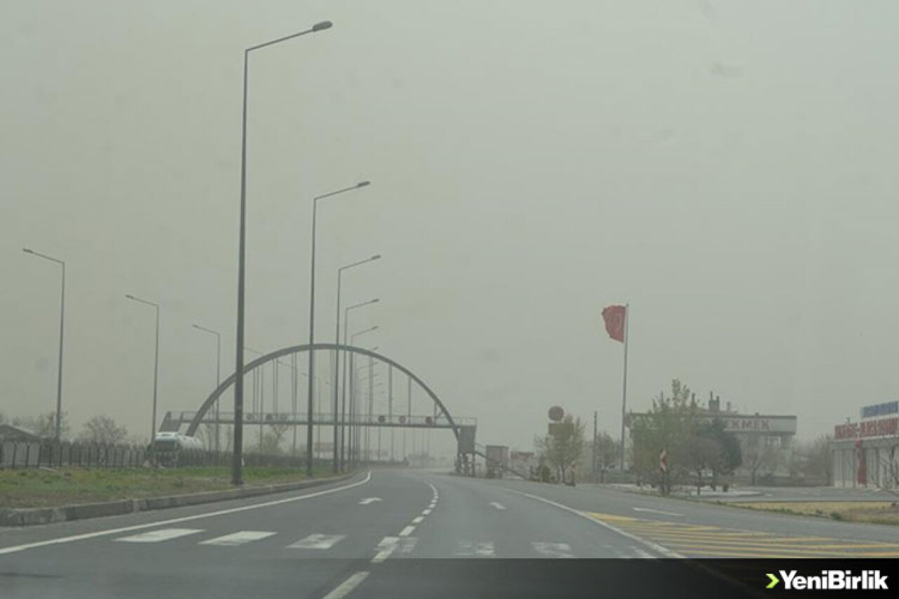 Aksaray'da kum fırtınası trafikte aksamaya neden oldu