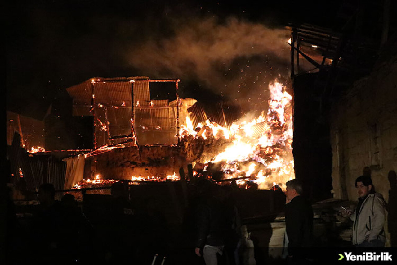 Bayburt'ta bir köyde çıkan yangında 3 ev, 6 ahır, 4 samanlık ve traktör yandı