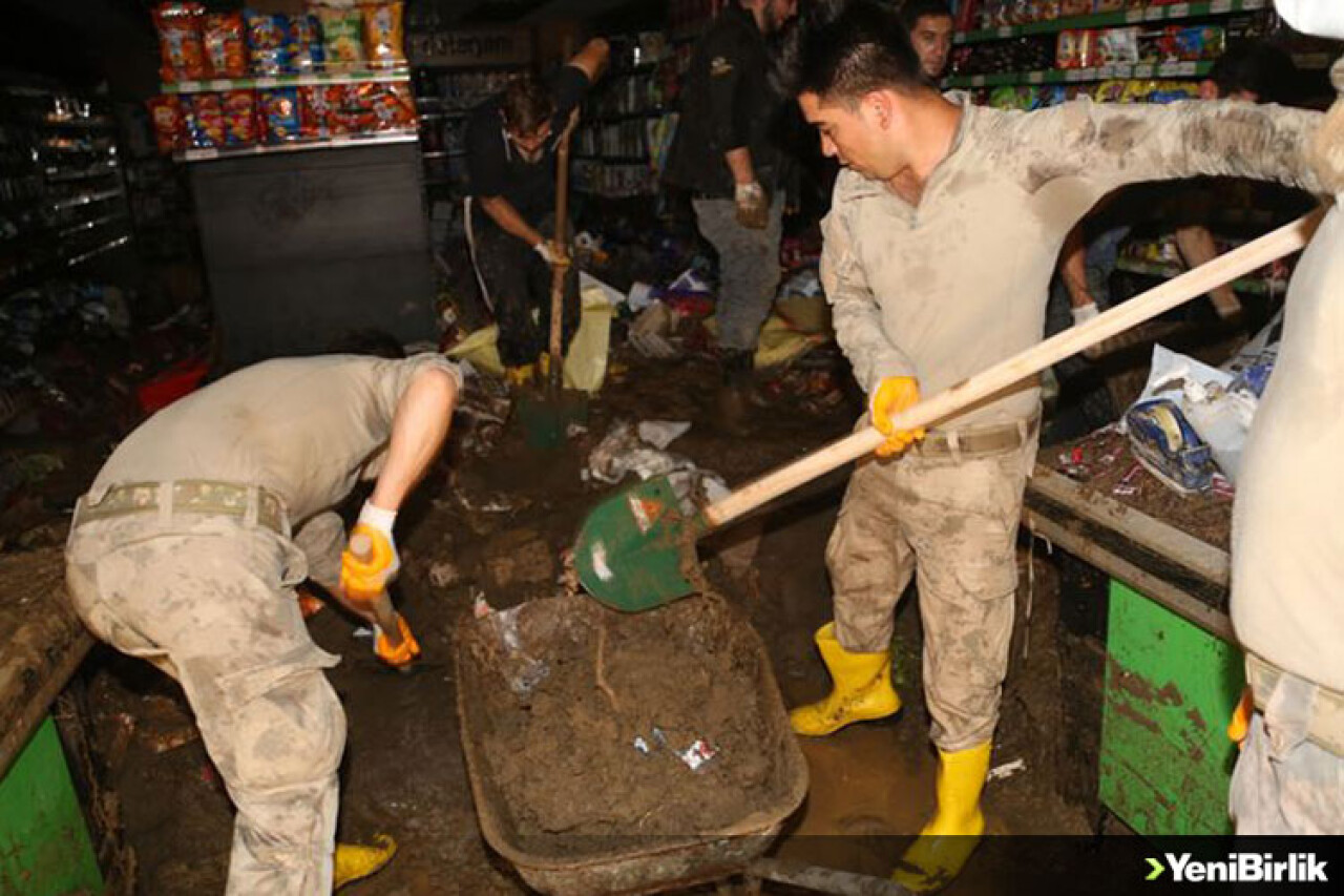 Giresun'da askerlerden afetzedelere destek