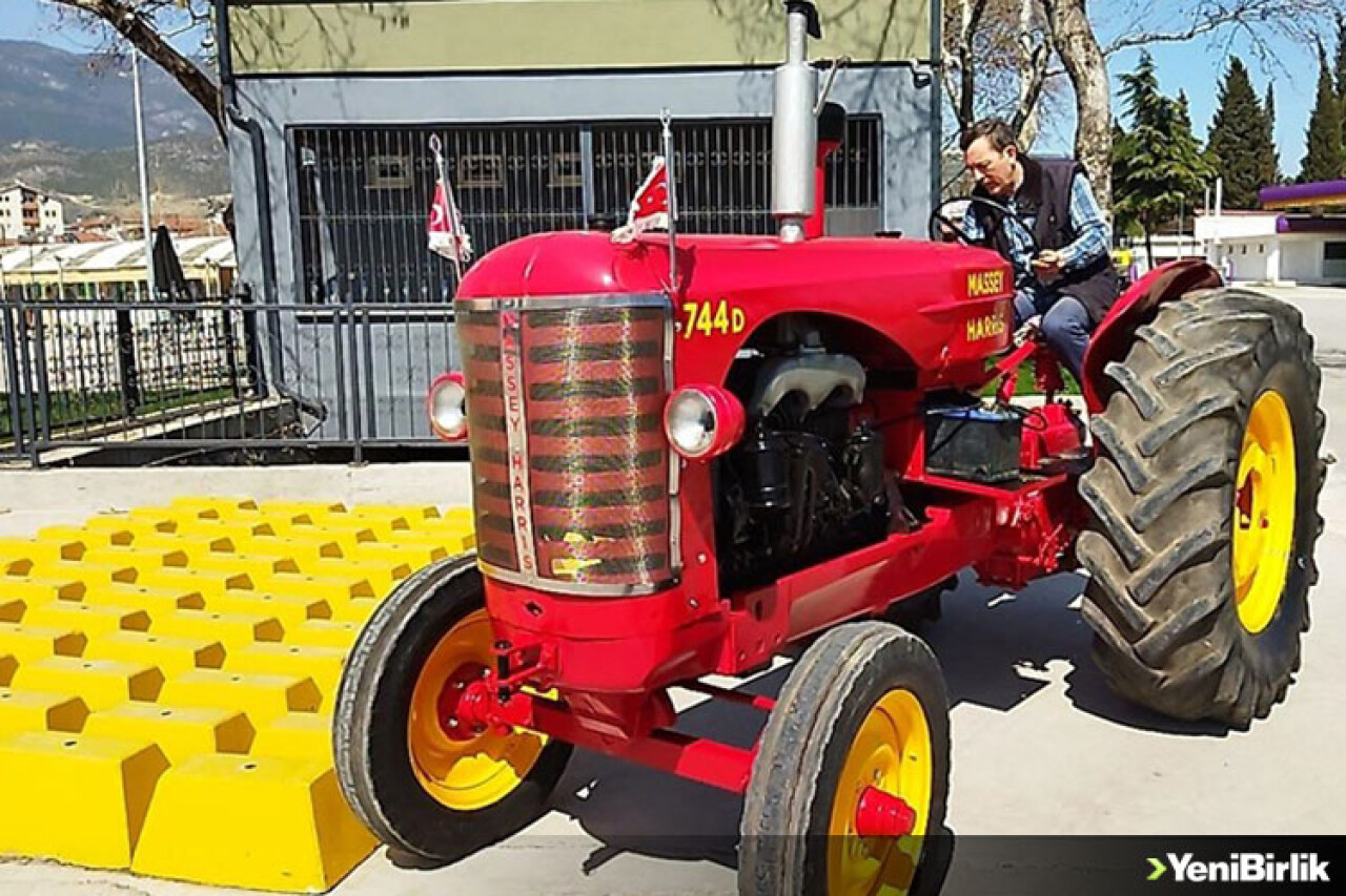 70 yıllık hurda traktörü yenileyerek sergilenmek üzere belediyeye verdi