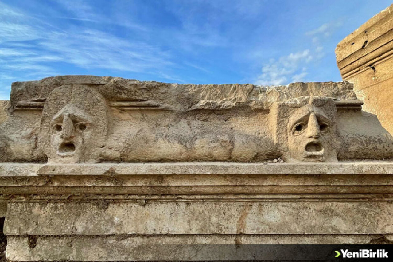 Çukurova'nın Efes'i Kastabala'nın tiyatro alanında kabartma masklar bulundu