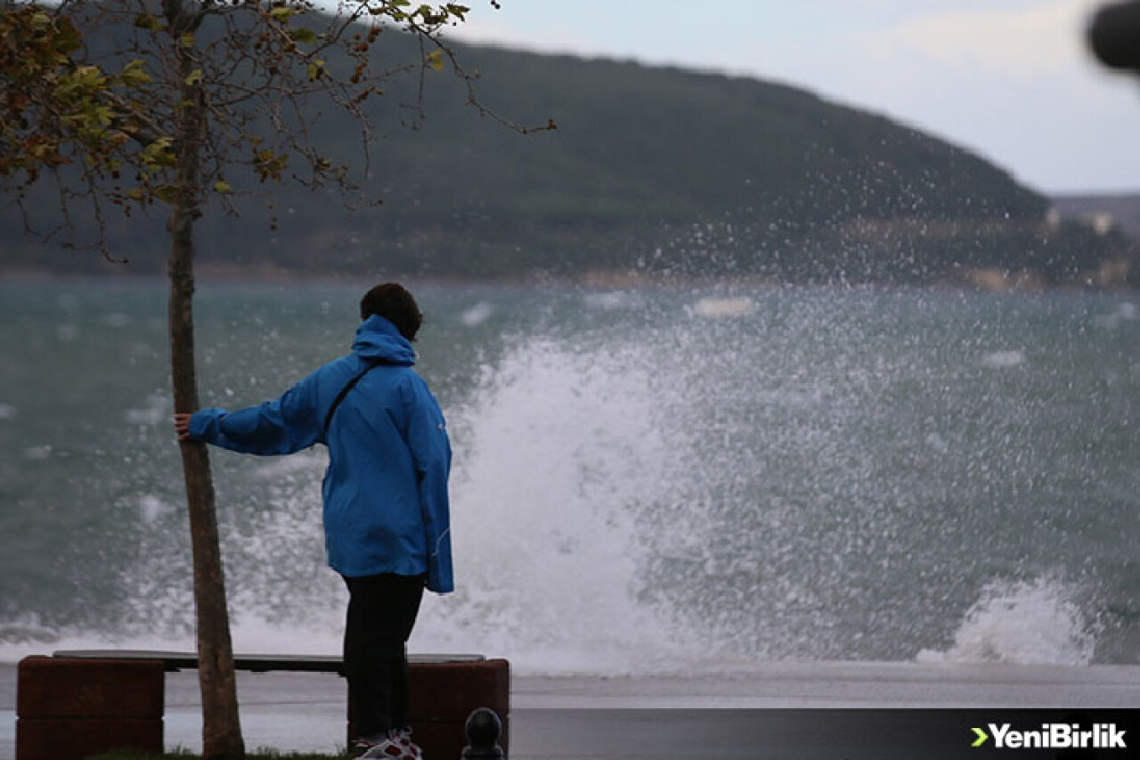 Çanakkale'de kuvvetli fırtına uyarısı nedeniyle eğitime bir gün ara verildi