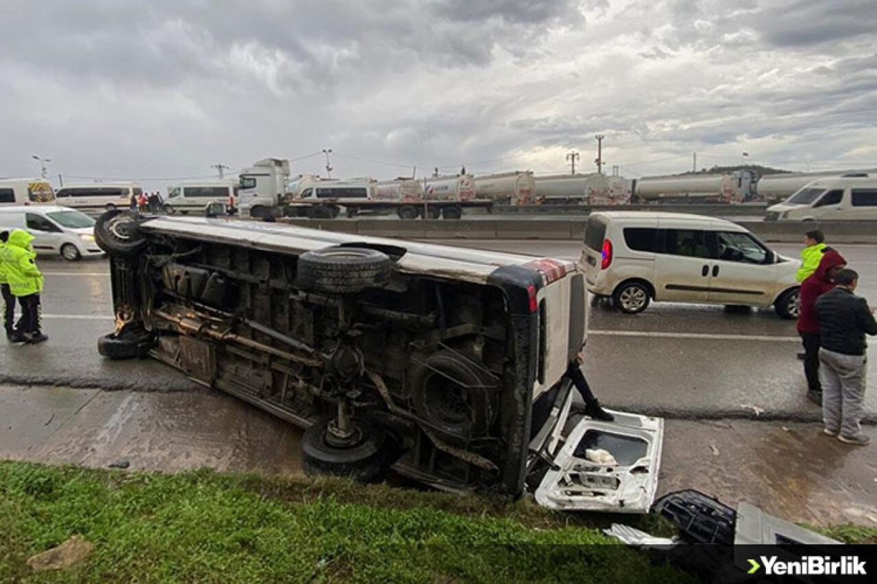 Kocaeli'de  işçi servisi devrildi