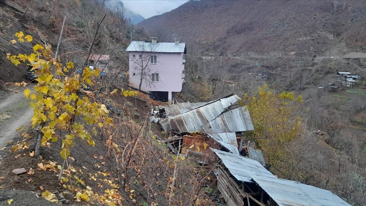 Artvin'de heyelanda 2 katlı ahşap ev ve ahır yıkıldı