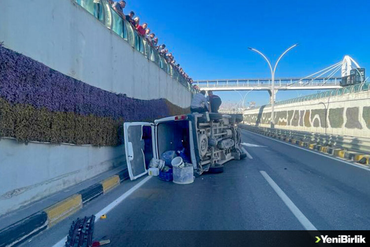 Van'da minibüs ile otomobil çarpıştı, 4 kişi yaralandı