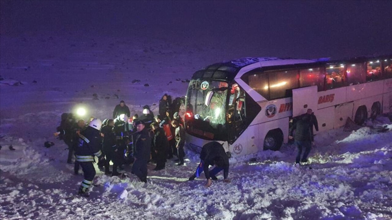 Diyarbakır'da yolcu otobüsü buzlanma nedeniyle şarampole düştü