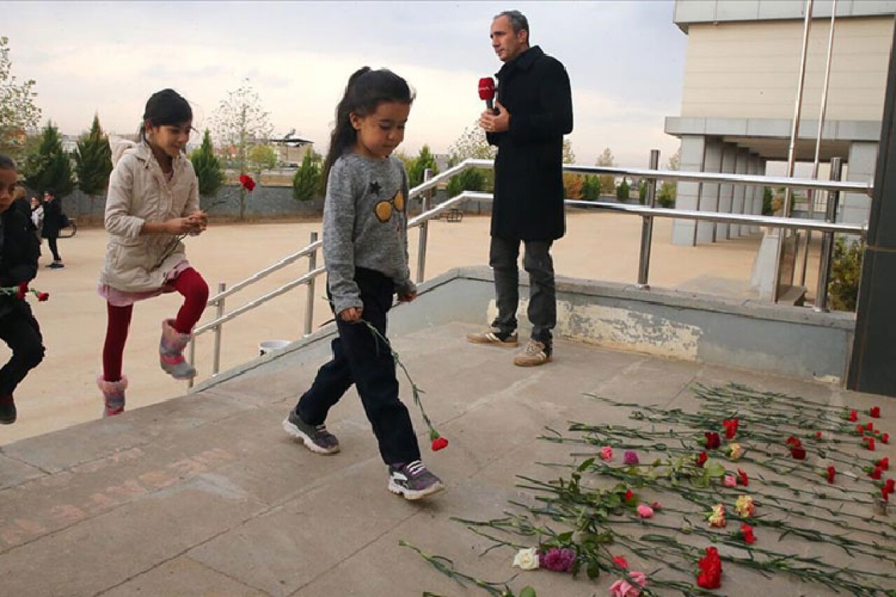 YPG/PKK'lı teröristlerin katlettiği Ayşenur öğretmenin görev yaptığı okula karanfil bırakıldı