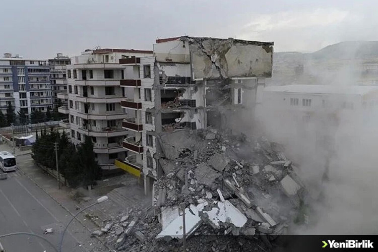 Adıyaman'da ağır hasarlı yapıların yıkımına başlandı