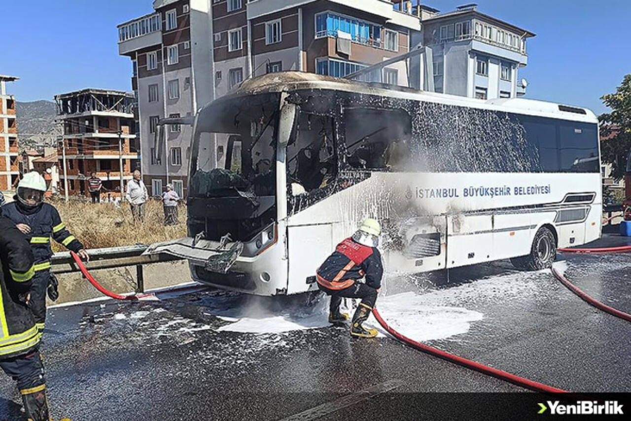 Kastamonu'da seyir halindeki İBB'ye ait yolcu midibüsü yandı