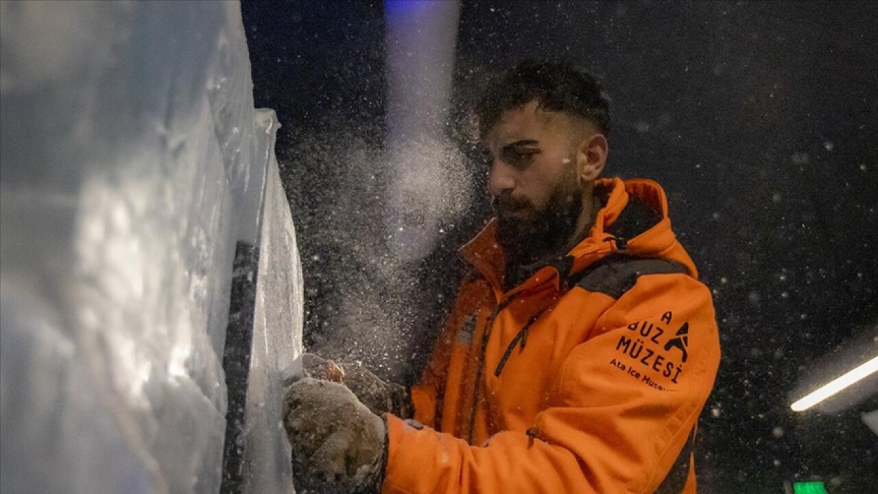 Erzurum'da dev buz kütleleri testere ve ütüyle sanat eserine dönüşüyor