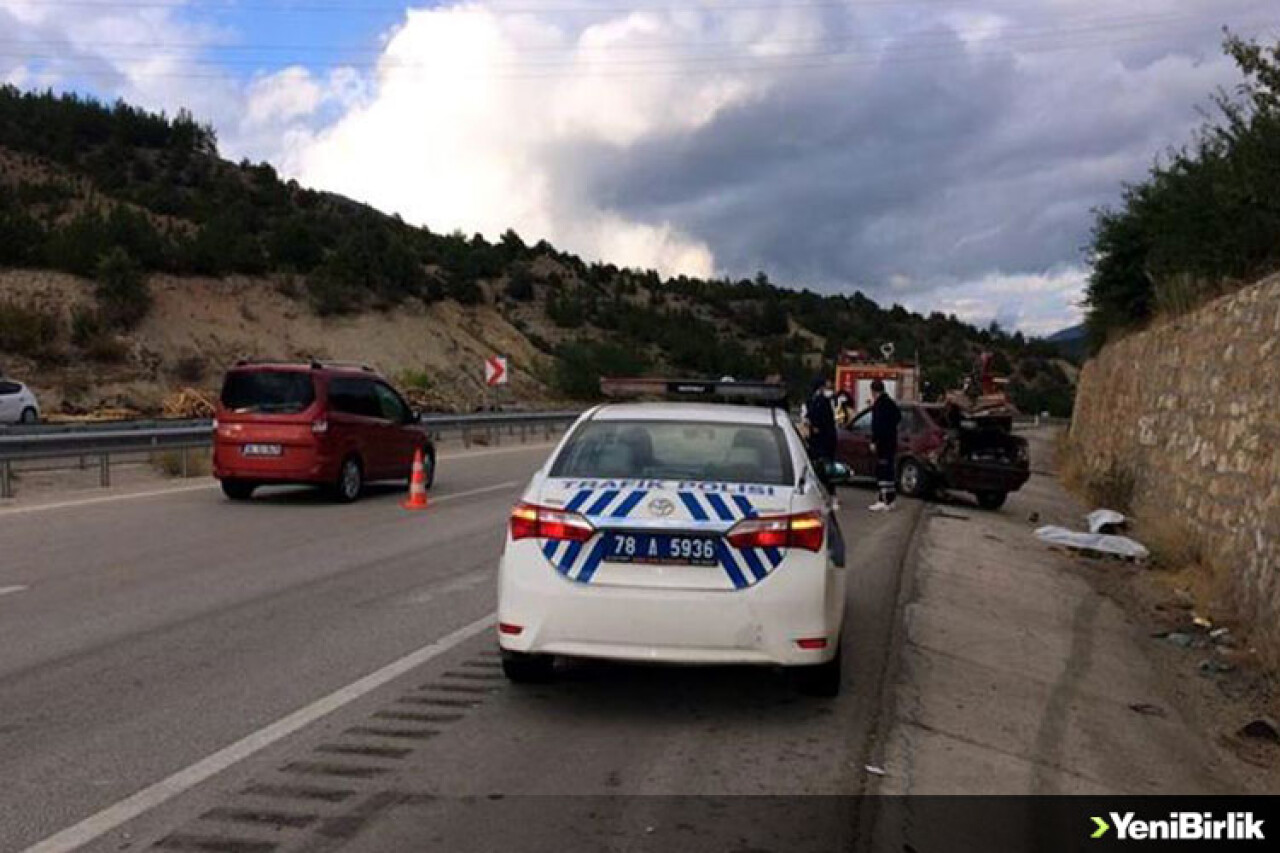 Kaza yaptıkları araçtan inip yürümeye başlayan 2 kişi otomobilin çarpması sonucu öldü