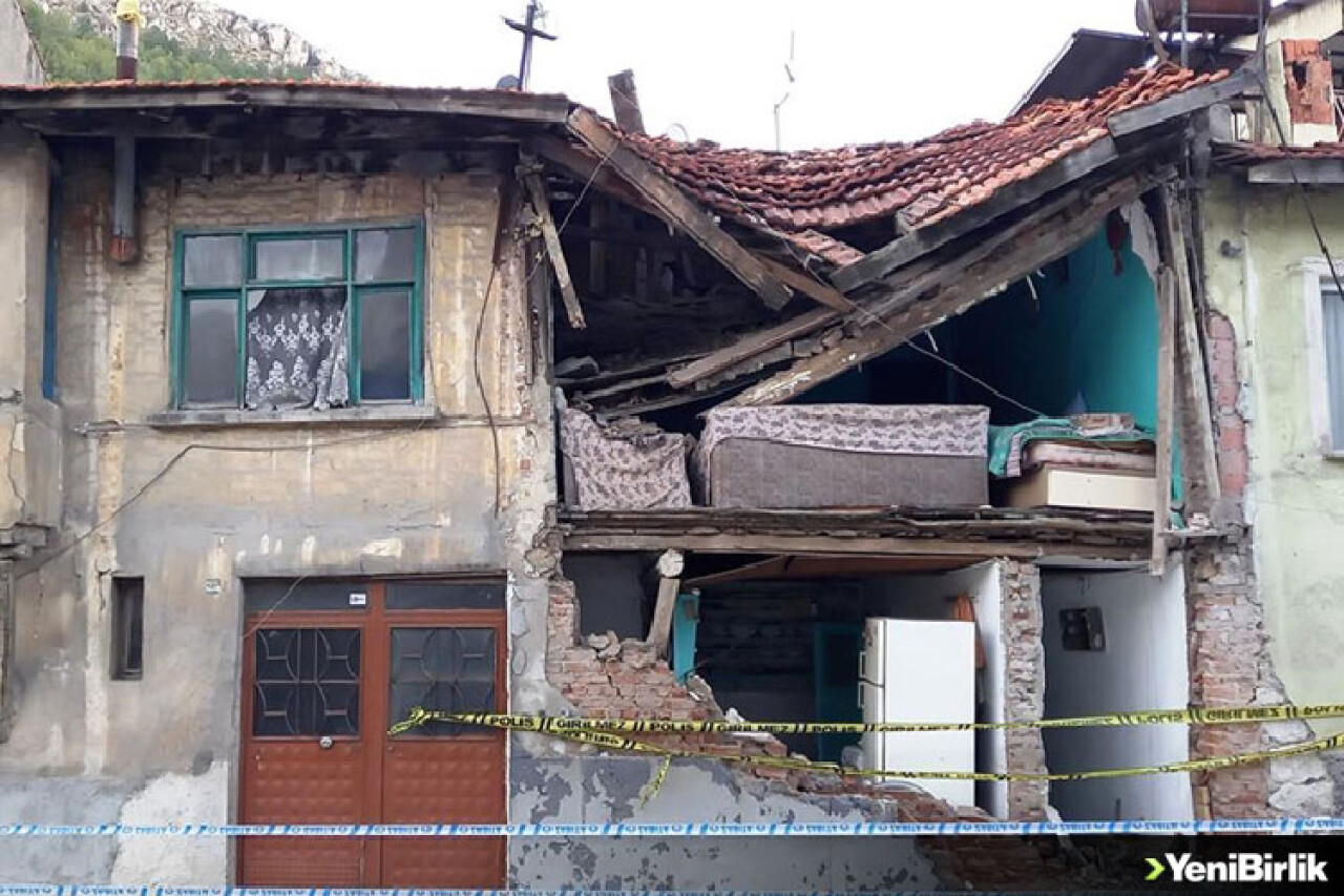 Kütahya'da gaz sıkışması nedeniyle evin tavanı ve dış duvarı çöktü