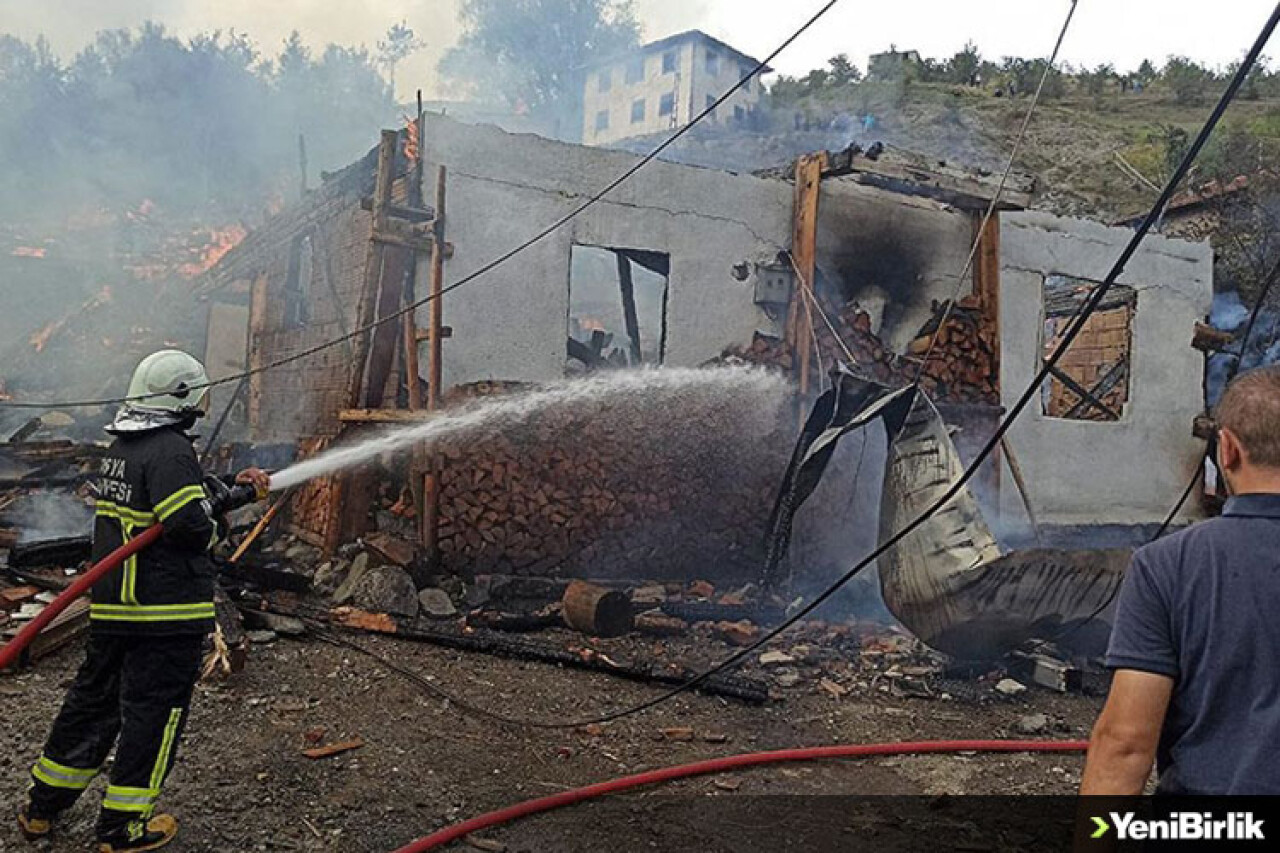 Kastamonu'da köyde çıkan yangına havadan ve karadan müdahale ediliyor