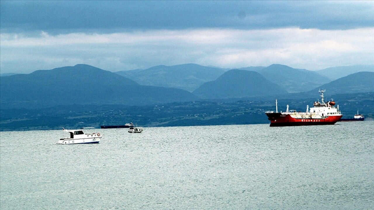 Fırtına uyarısı üzerine yük gemileri Sinop'un doğal limanına demirledi