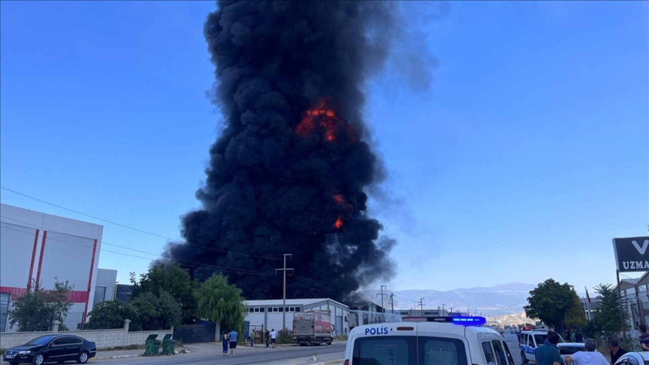 Denizli'de geri dönüşüm depolama tesisinde yangın çıktı