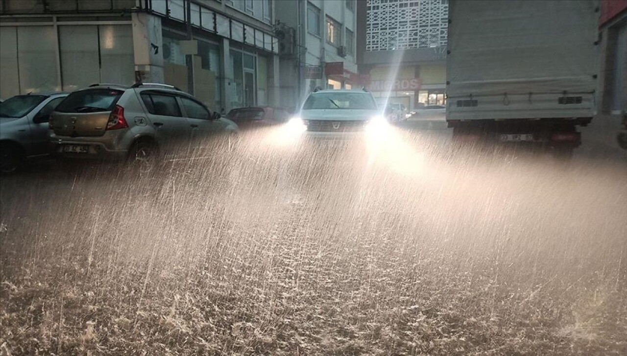 Mersin'de sağanak ve dolu etkili oluyor