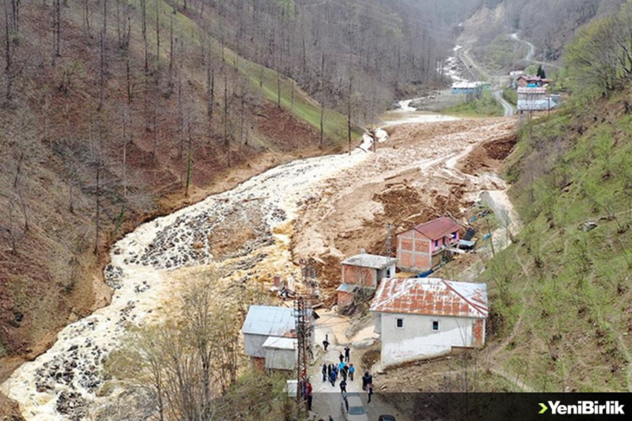 Trabzon'da heyelan sonucu 5 bina toprak altında kaldı