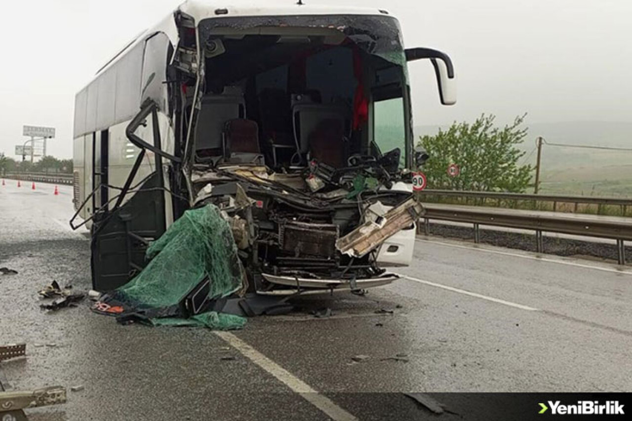 Balıkesir'de lise öğrencilerini taşıyan tur otobüsü tıra çarptı, 33 kişi yaralandı