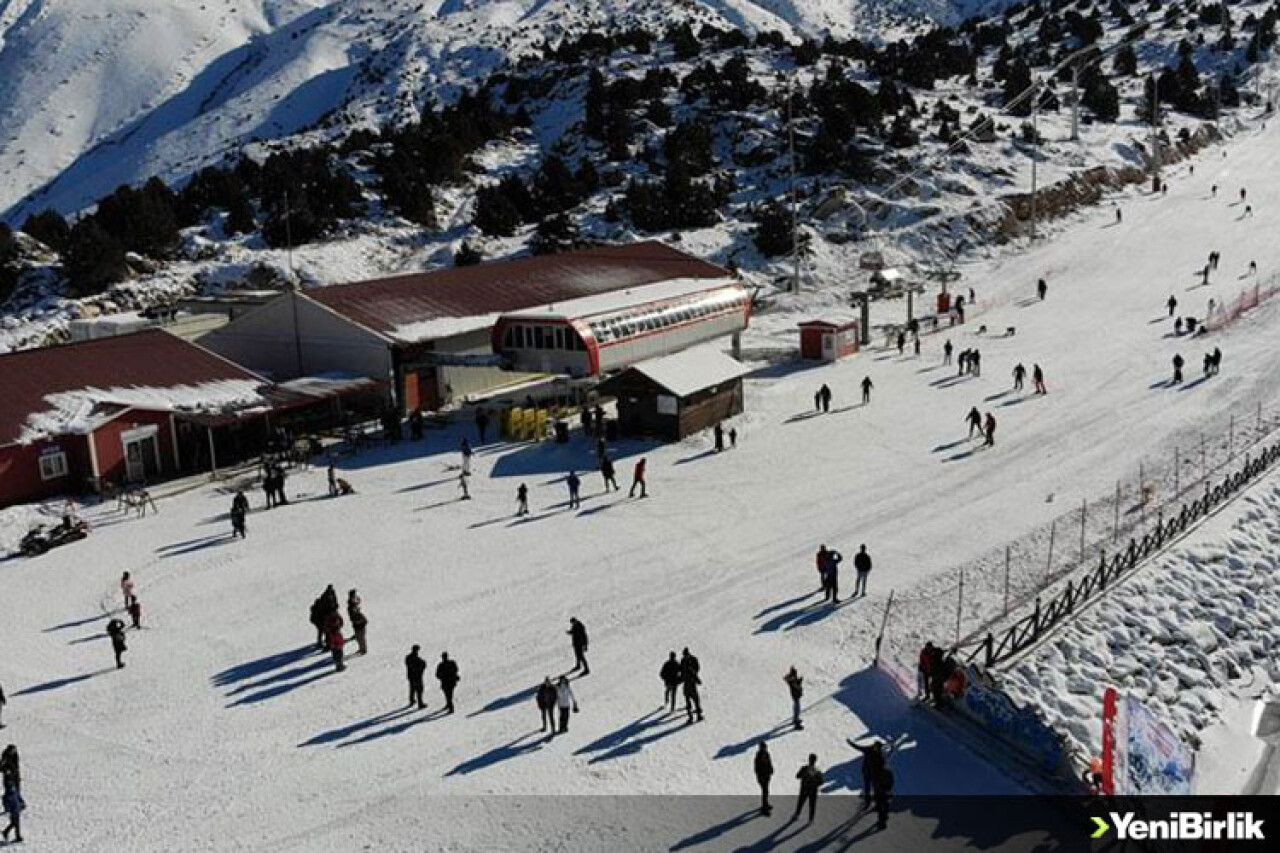 Erzincan Ergan Dağı Kayak Merkezi'nde hafta sonu yoğunluğu