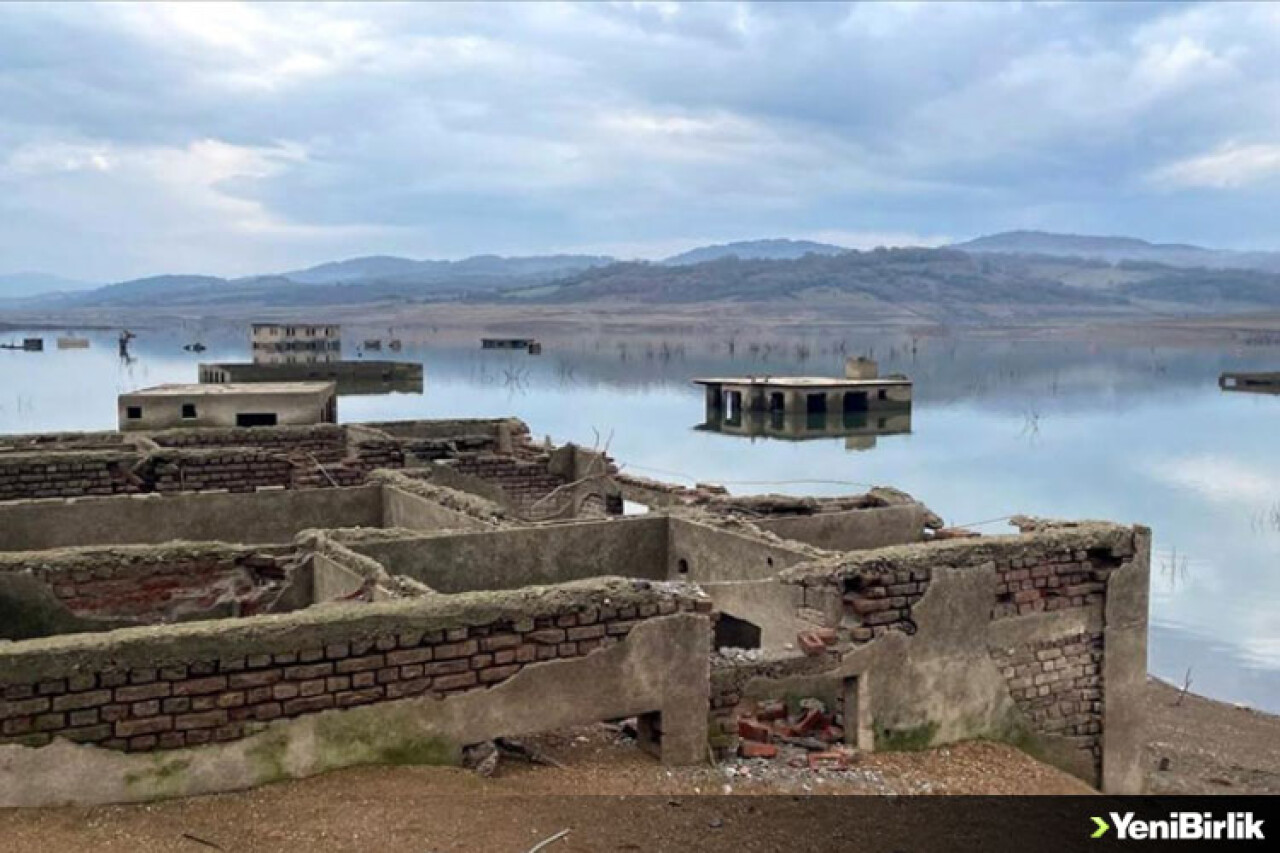 Çanakkale'deki barajın seviyesi azalınca eski köy 6 yıl sonra yeniden göründü