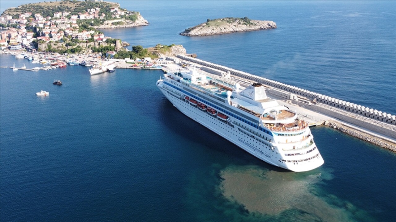 Amasra Limanı ilk yolcu gemisini ağırladı