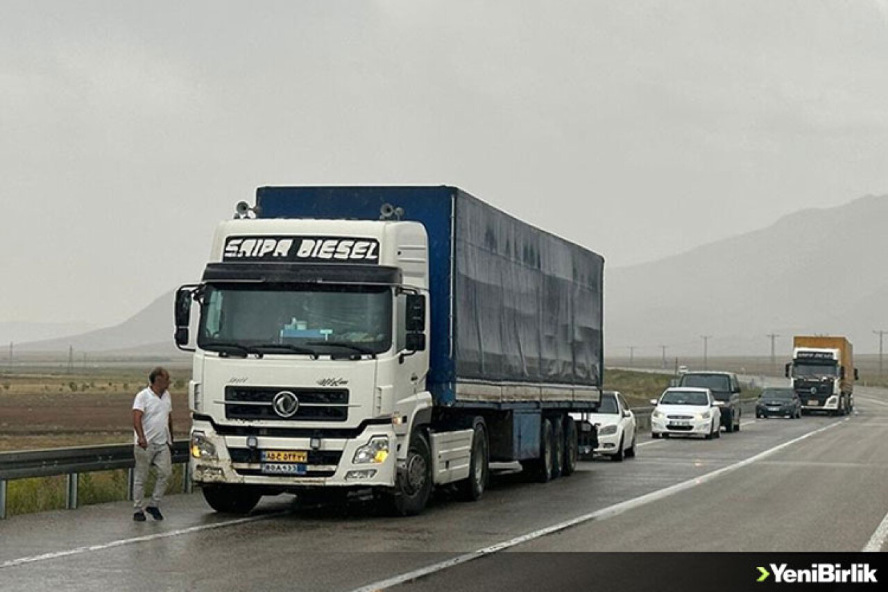 Ağrı'da meydana gelen sel nedeniyle Türkiye-İran kara yolu ulaşıma kapandı