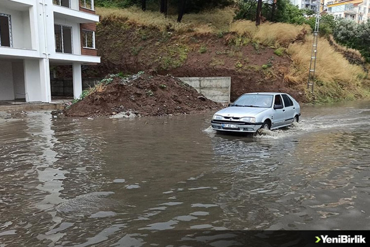 Sinop'ta sağanak trafikte aksamalara neden oldu, denizde hortum oluştu