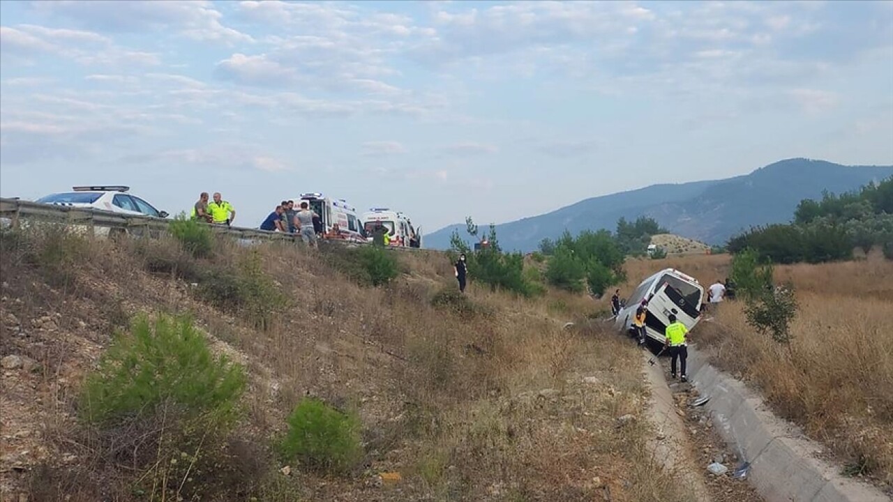 Bilecik'te su kanalına giren minibüsteki 9 kişi yaralandı