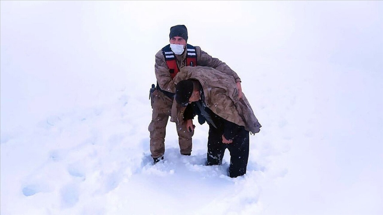 Erzincan'da kar ve tipide donma tehlikesi geçiren kişinin yardımına Mehmetçik yetişti