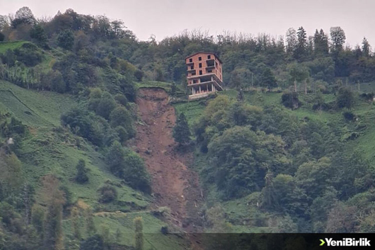 Rize'de çay bahçesinde heyelan meydana geldi