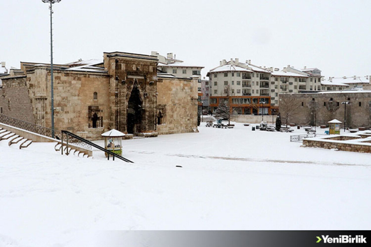 Sivas'ta kar ve tipi nedeniyle 446 köy yolu ulaşıma kapandı