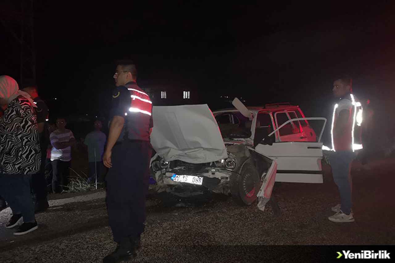 Burdur'da hafif ticari araç ile otomobilin çarpışması sonucu 2 kişi öldü