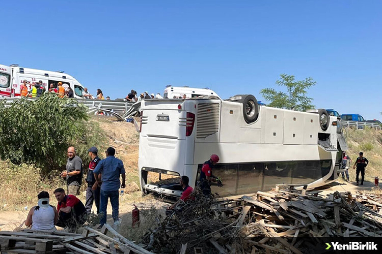 Denizli'de tur otobüsü şarampole devrildi