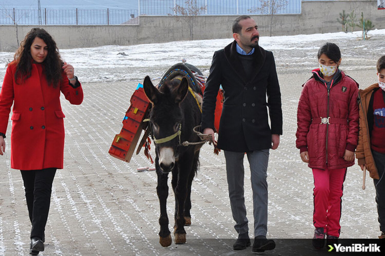 Öğretmenler 'eşekli kütüphane' ile vatandaşları kitapla buluşturuyor