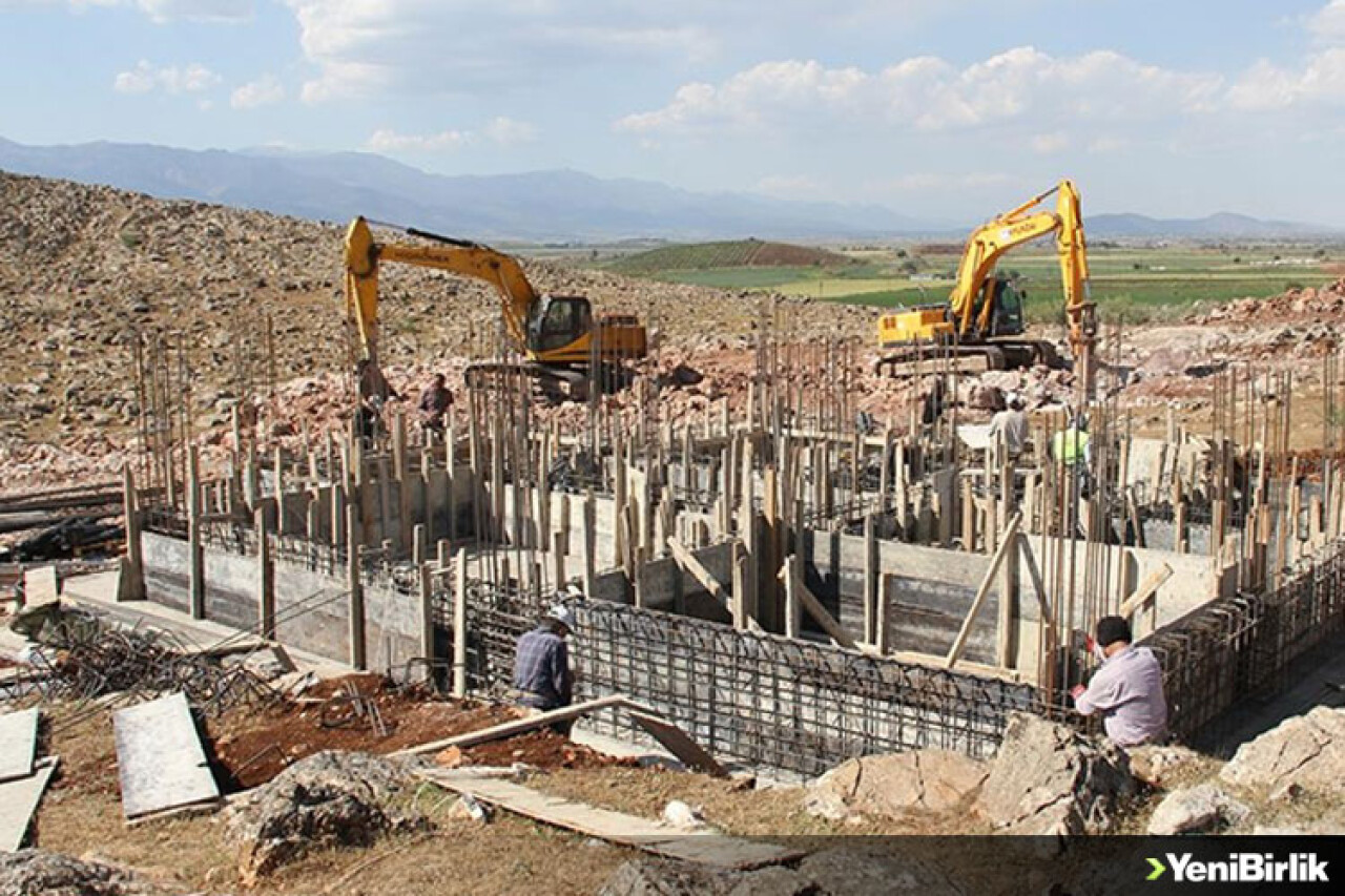 Kırıkhan'da 19 mahallede köy evlerinin yapımı sürüyor