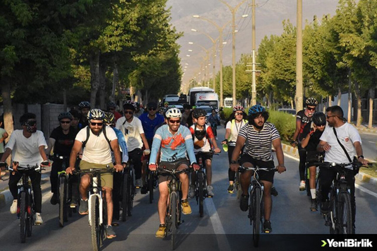 Van'da gönüllüler "arabadan inin bisiklete binin" sloganıyla pedal çevirdi